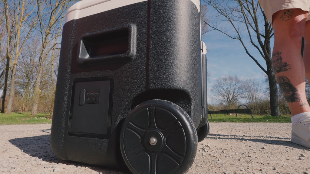 FrostBeat Roll & Play – Bluetooth Kühlbox 52L mit Trolley-Griff & Rollen